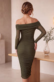 Vestido cocktail midi desalinhado com ombros descobertos e franzido