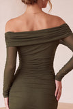 Vestido cocktail midi desalinhado com ombros descobertos e franzido