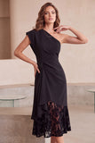 Vestido de cocktail midi preto de um ombro franzido com renda