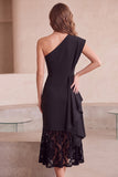 Vestido de cocktail midi preto de um ombro franzido com renda