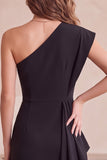 Vestido de cocktail midi preto de um ombro franzido com renda