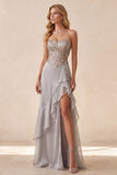 Vestido formal comprido em chiffon de chiffon prateado, em camadas, com abertura com folhos