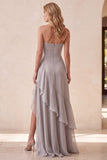 Vestido formal comprido em chiffon de chiffon prateado, em camadas, com abertura com folhos