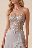 Vestido formal comprido em chiffon de chiffon prateado, em camadas, com abertura com folhos