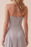 Vestido formal comprido em chiffon de chiffon prateado, em camadas, com abertura com folhos