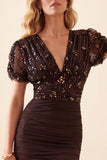 Vestido formal comprido em chiffon em chiffon castanho com decote em V e decote em V castanho