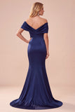 Vestido formal longo e franzido de cetim em forma de sereia azul-escuro