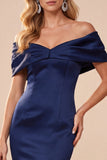 Vestido formal longo e franzido de cetim em forma de sereia azul-escuro
