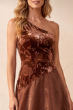 Vestido formal longo de veludo floral de um ombro em linha A de café