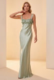 Vestido formal longo com decote de cetim de gola quadrada verde claro com penas