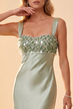 Vestido formal longo com decote de cetim de gola quadrada verde claro com penas