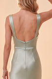 Vestido formal longo com decote de cetim de gola quadrada verde claro com penas