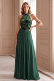 Vestido formal longo de veludo verde com franzas altas