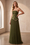 Vestido formal longo de cetim plissado sem alças em linha A com bordas