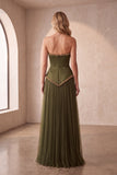 Vestido formal longo de cetim plissado sem alças em linha A com bordas