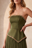 Vestido formal longo de cetim plissado sem alças em linha A com bordas