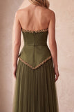 Vestido formal longo de cetim plissado sem alças em linha A com bordas
