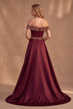 Vestido formal longo de cetim em linha A bordô com lantejoulas