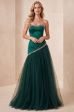 Vestido formal longo de cetim verde-escuro sem alças em linha A com bordas