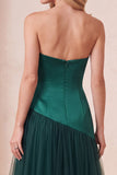 Vestido formal longo de cetim verde-escuro sem alças em linha A com bordas