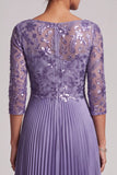 Vestido longo de mãe da noiva com decote bata roxo com decote em linha A, bordado plissado