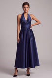 Vestido formal midi de cetim franzido azul escuro com capçalera em linha A