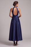Vestido formal midi de cetim franzido azul escuro com capçalera em linha A