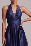 Vestido formal midi de cetim franzido azul escuro com capçalera em linha A
