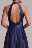 Vestido formal midi de cetim franzido azul escuro com capçalera em linha A