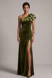 Vestido formal comprido com folhos de veludo oliva com um ombro e fenda