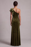 Vestido formal comprido com folhos de veludo oliva com um ombro e fenda
