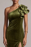 Vestido formal comprido com folhos de veludo oliva com um ombro e fenda