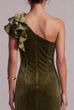 Vestido formal comprido com folhos de veludo oliva com um ombro e fenda