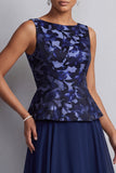Vestido longo de mãe da noiva com gola de bateau azul marinho estampado em chiffon em linha A