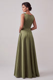 Vestido longo de mãe da noiva em cetim com gola de bateau em linha A oliva com bordas
