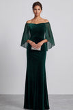 Vestido formal comprido de veludo em veludo verde sereia, ombros largos, mangas flares,