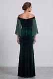 Vestido formal comprido de veludo em veludo verde sereia, ombros largos, mangas flares,