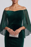 Vestido formal comprido de veludo em veludo verde sereia, ombros largos, mangas flares,