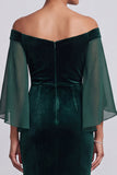 Vestido formal comprido de veludo em veludo verde sereia, ombros largos, mangas flares,