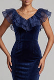 Vestido de Mãe da Noiva em veludo azul escuro em veludo em veludo em V, decote em V e folhos compridos