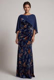 Vestido formal longo de veludo azul-escuro de veludo com decote franzido e capa de chiffon