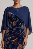 Vestido formal longo de veludo azul-escuro de veludo com decote franzido e capa de chiffon