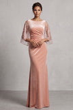 Vestido formal longo e franzido com decote bateau em veludo de veludo pêssego e lantejoulas