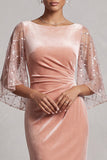 Vestido formal longo e franzido com decote bateau em veludo de veludo pêssego e lantejoulas