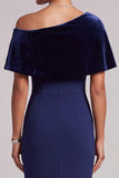 Vestido formal longo de veludo ombro descoberto assimétrico de sereia azul escuro com strass