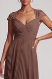 Vestido formal comprido pregueado em chiffon em linha A com decote em V e renda