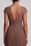 Vestido formal comprido pregueado em chiffon em linha A com decote em V e renda