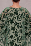 Vestido comprido de mãe da noiva em camadas com bainha de sálvia empoeirada e cape de veludo queimado