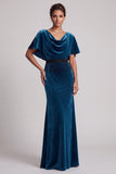 Vestido longo de mãe da noiva azul pavão com gola em forma de capuz, veludo comprido com franjas