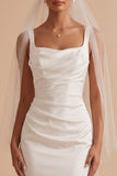Vestido de noiva longo de decote quadrado, decote quadrado e franzido em cetim branco com capa